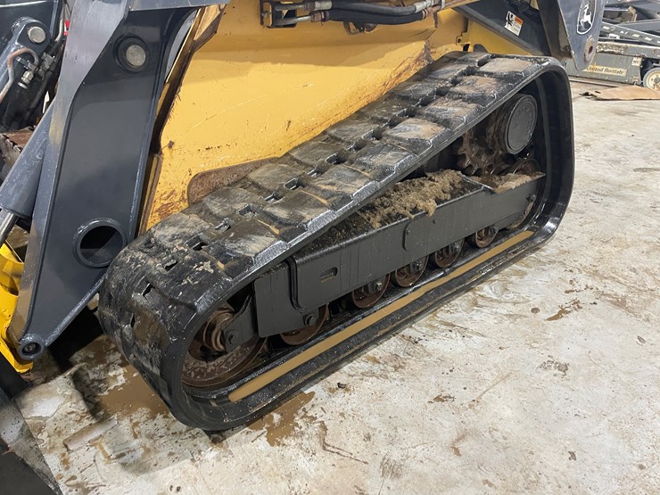 2011-john-deere-329d-image-16