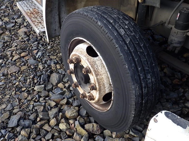 2000-freightliner-fl50-image-14