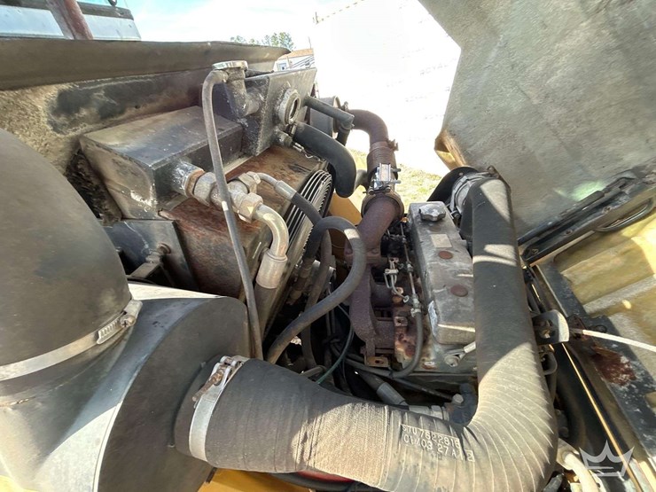 2004-deere-324h-image-10