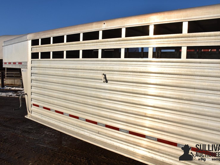 2019-featherlite-24'-t/a-aluminum-livestock-trailer-image-18