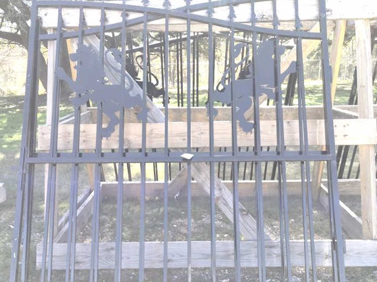 #13-•-bi-parting-iron-gate-w/-lion-motif---4.2m-image-2