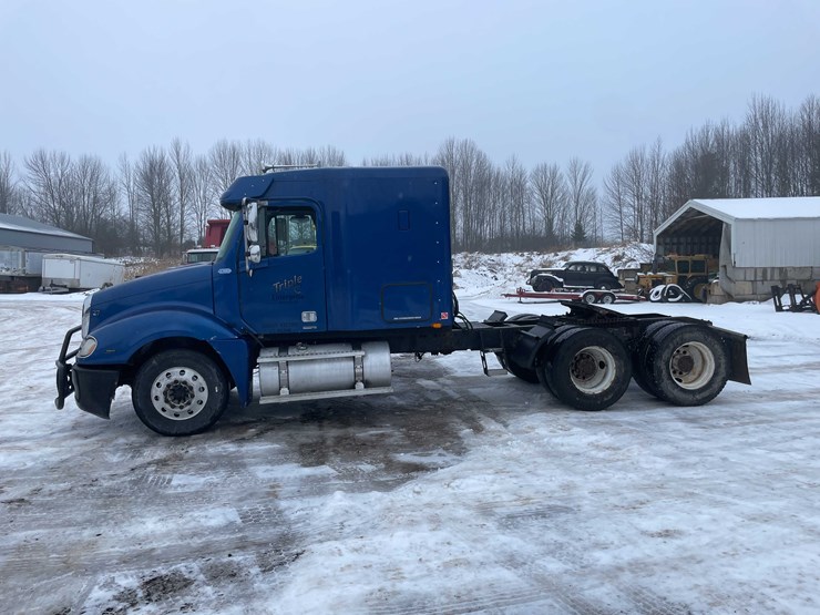 #308-•-2005-freightliner-columbia-semi-tractor-(has-wi-title)-(denmark,-wi)-image-2