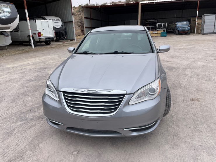 #111-•-2013-chrysler-200-(nm-title)-image-2