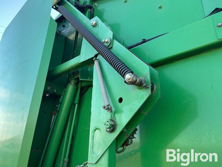 2010-john-deere-568-image-17