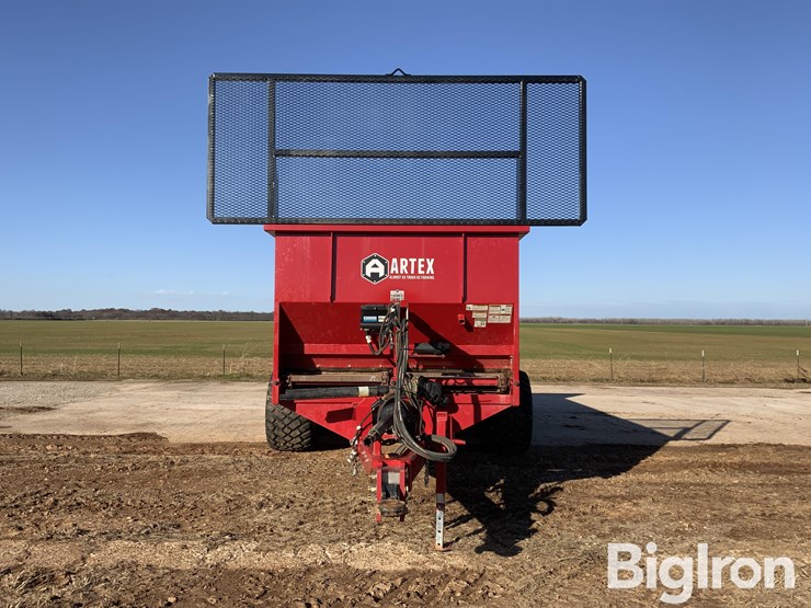 2024-artex-sbx800-tri/a-manure-spreader-image-2
