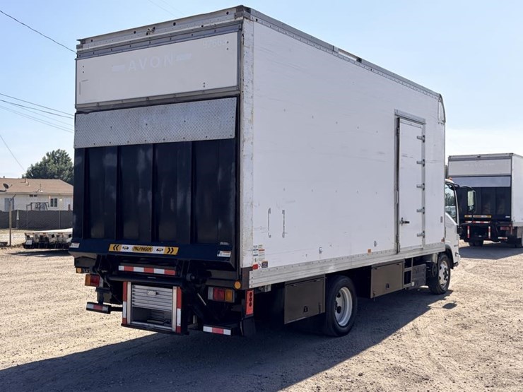 2017-isuzu-nrr-image-3