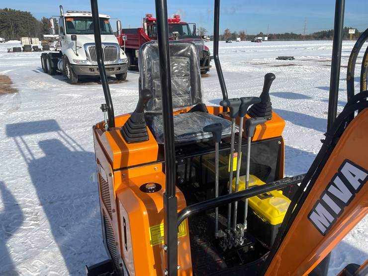 #134-•-miva-va13-mini-excavator-(mosinee,-wi)-image-13