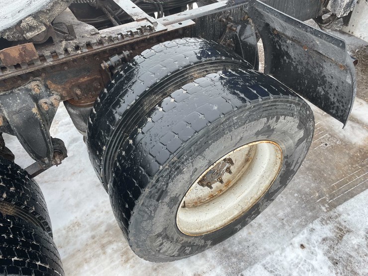 #308-•-2005-freightliner-columbia-semi-tractor-(has-wi-title)-(denmark,-wi)-image-31