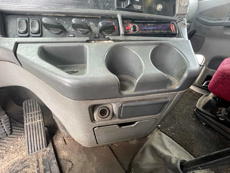 #308-•-2005-freightliner-columbia-semi-tractor-(has-wi-title)-(denmark,-wi)-image-79