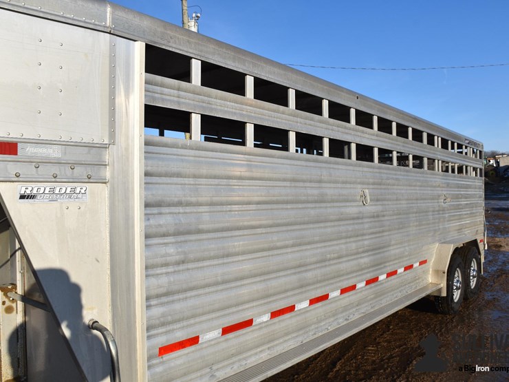 2019-featherlite-24'-t/a-aluminum-livestock-trailer-image-17