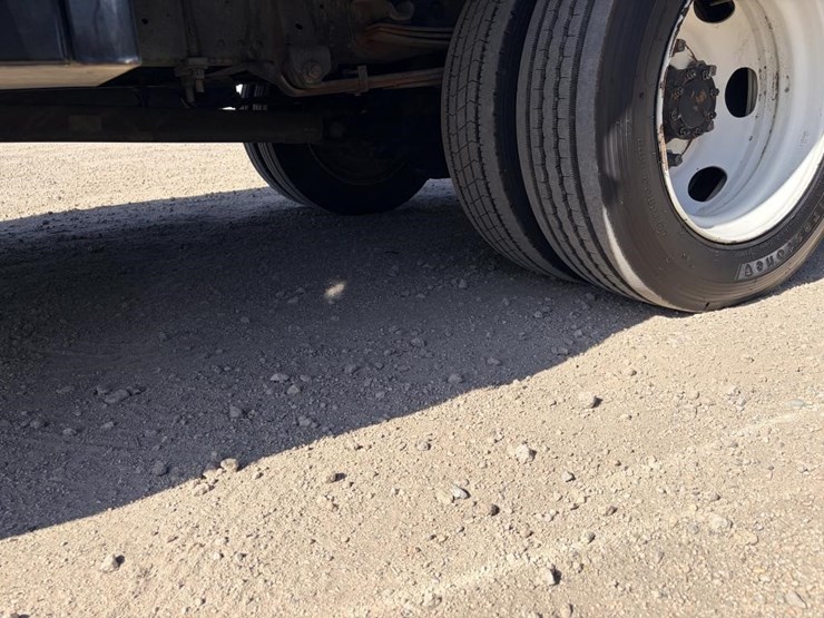 2016-isuzu-nrr-image-9