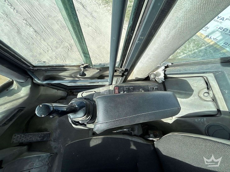 2004-deere-324h-image-25