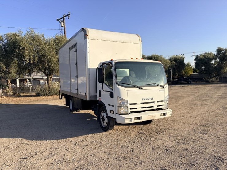 2013-isuzu-npr-image-2