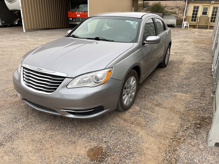 #111-•-2013-chrysler-200-(nm-title)-image-74