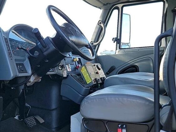2005-international-durastar-4300-image-18