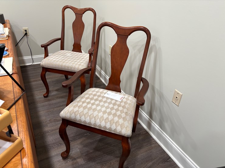 #202-•-lot-of-2-chairs-image-1