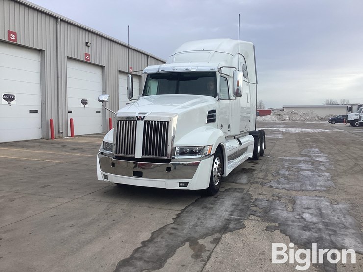2022-western-star-5700xe-image-1