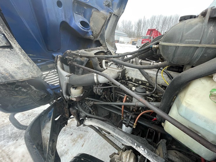 #308-•-2005-freightliner-columbia-semi-tractor-(has-wi-title)-(denmark,-wi)-image-65