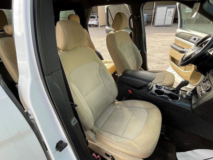 2017-ford-explorer-image-92