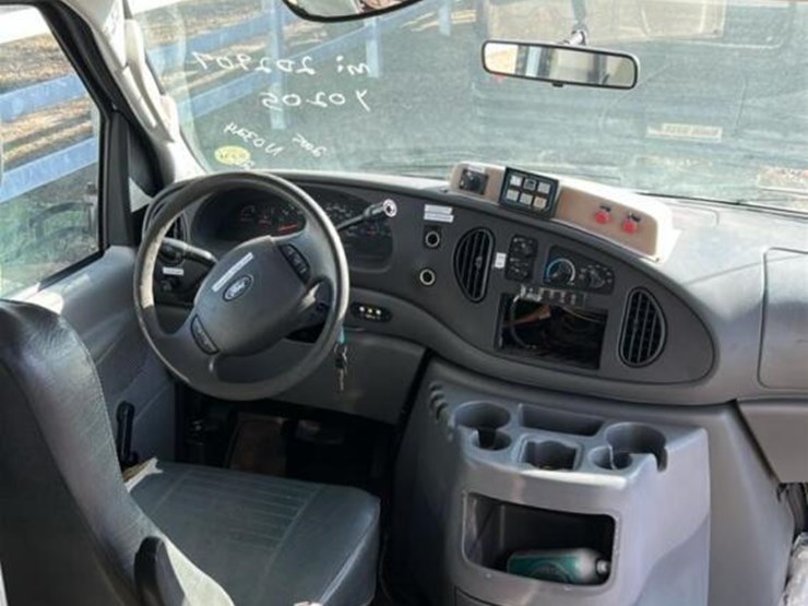 2005-ford-e350-image-22