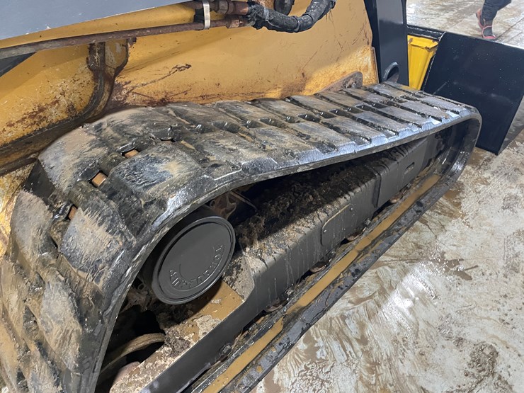 2011-john-deere-329d-image-26