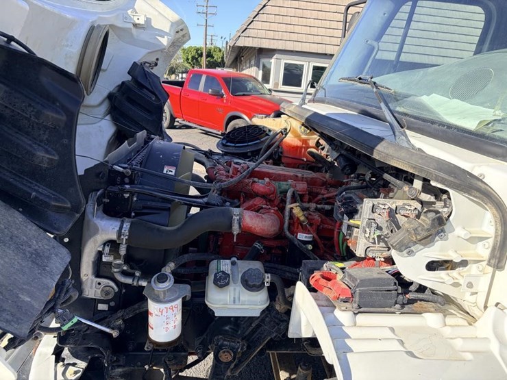 2015-freightliner-m2-106-image-8