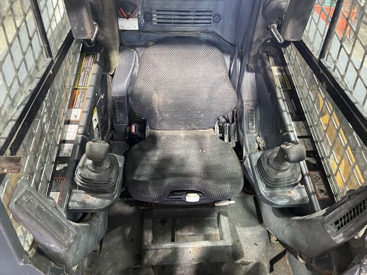 2011-john-deere-329d-image-31