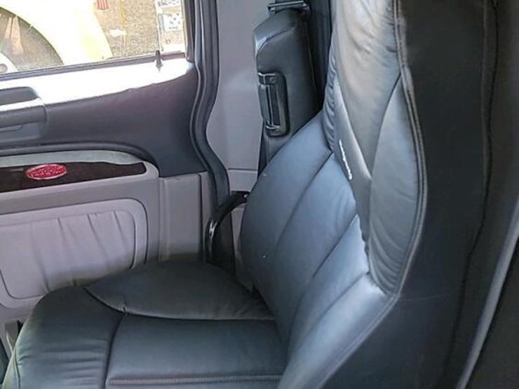 2016-peterbilt-389-image-22