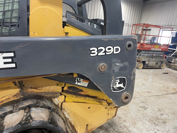 2011-john-deere-329d-image-22