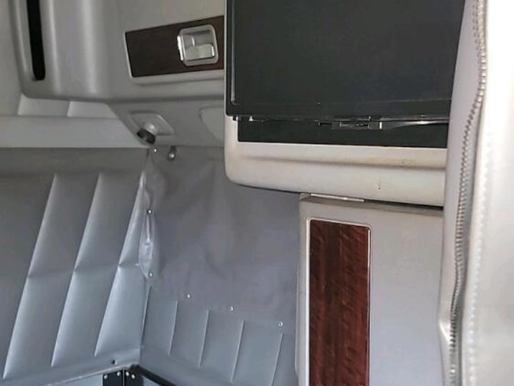 2016-peterbilt-389-image-21