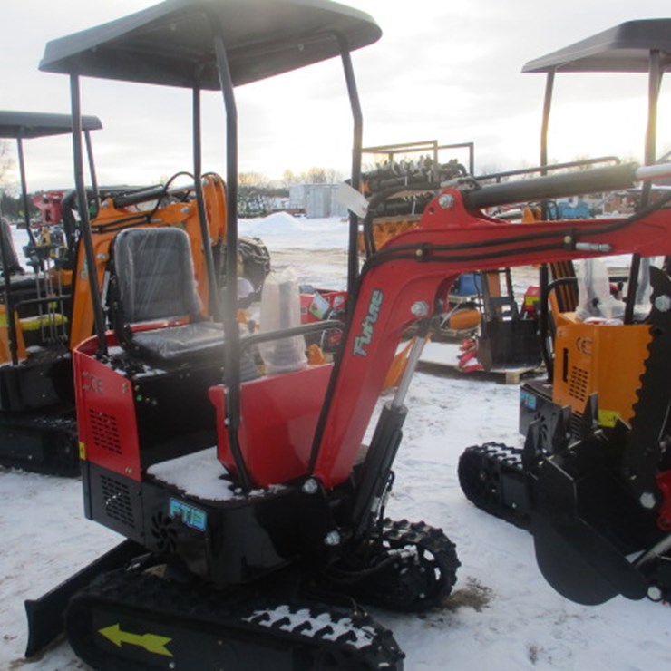 #6596 • Future FT13 Mini excavator Gasoline Engine, rubber track,16in digging bucket, hydraulic plumbing, bulldozer blade, manual thumb