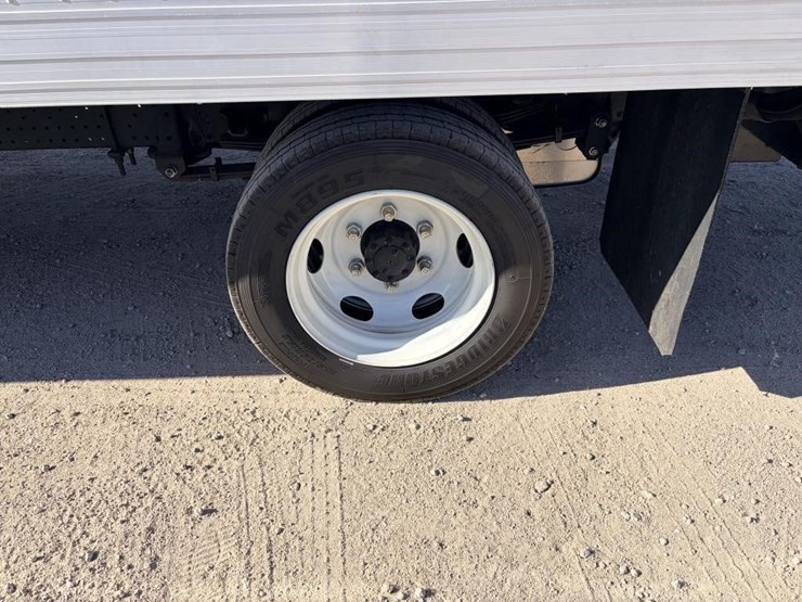 2023-isuzu-nrr-image-10