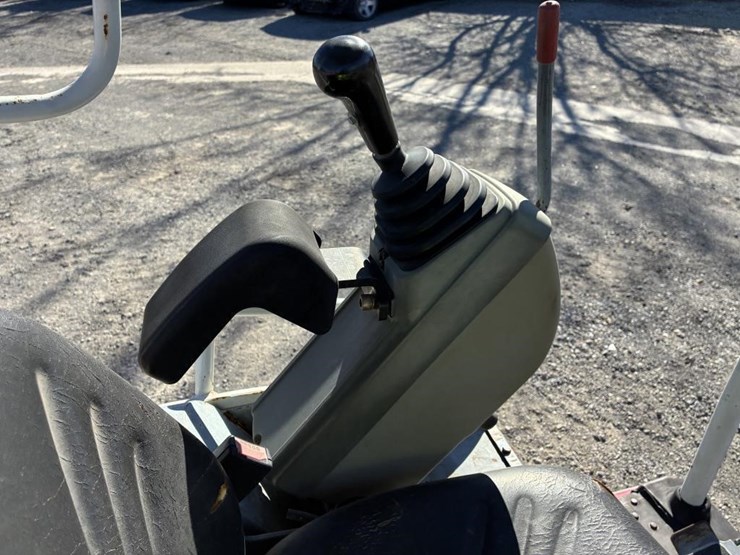 2015-takeuchi-excavator-tb216-image-14