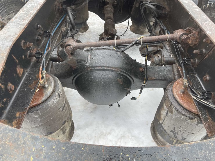 #308-•-2005-freightliner-columbia-semi-tractor-(has-wi-title)-(denmark,-wi)-image-34