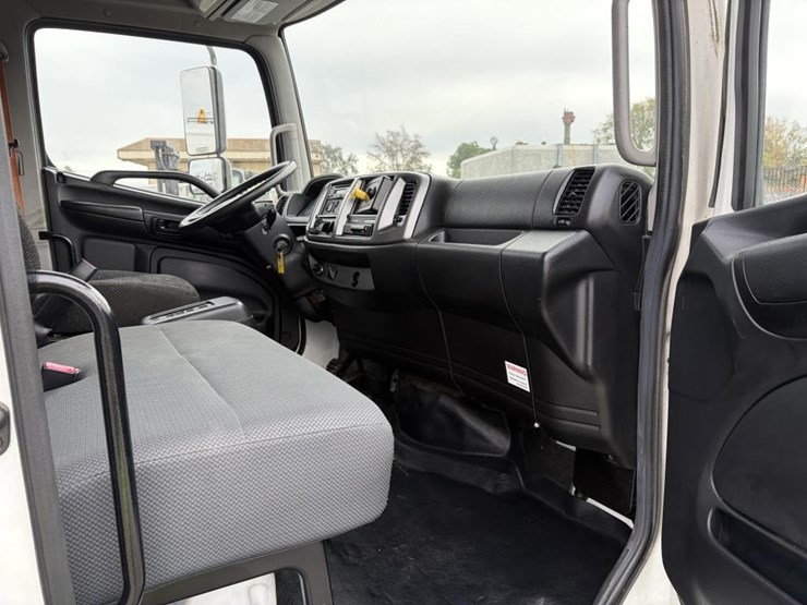 2016-hino-box-truck-image-12