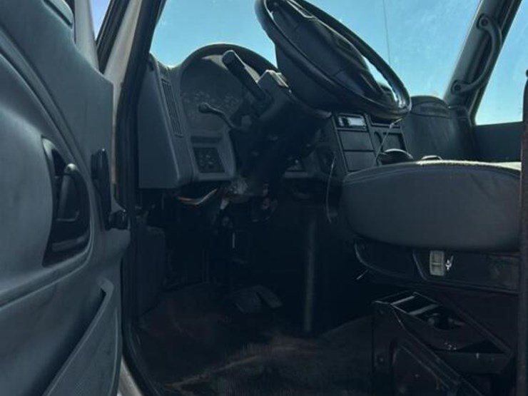 2004-international-durastar-4300-image-12