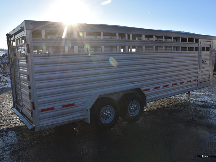 2019-featherlite-24'-t/a-aluminum-livestock-trailer-image-5