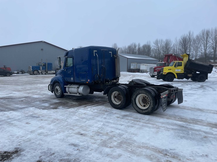 #308-•-2005-freightliner-columbia-semi-tractor-(has-wi-title)-(denmark,-wi)-image-3