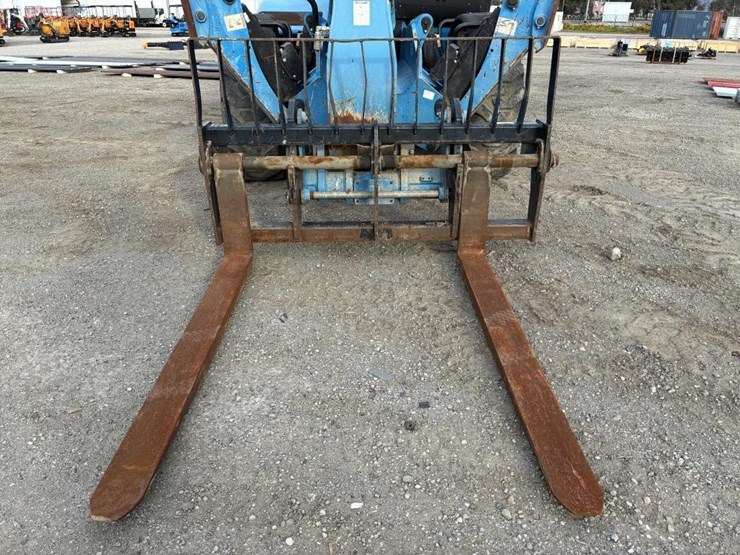 2015-genie-gth-10telescopic-reach-lift-image-7