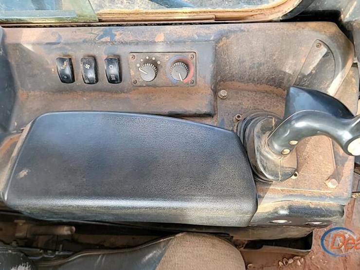 2015-deere-700k-lgp-image-19