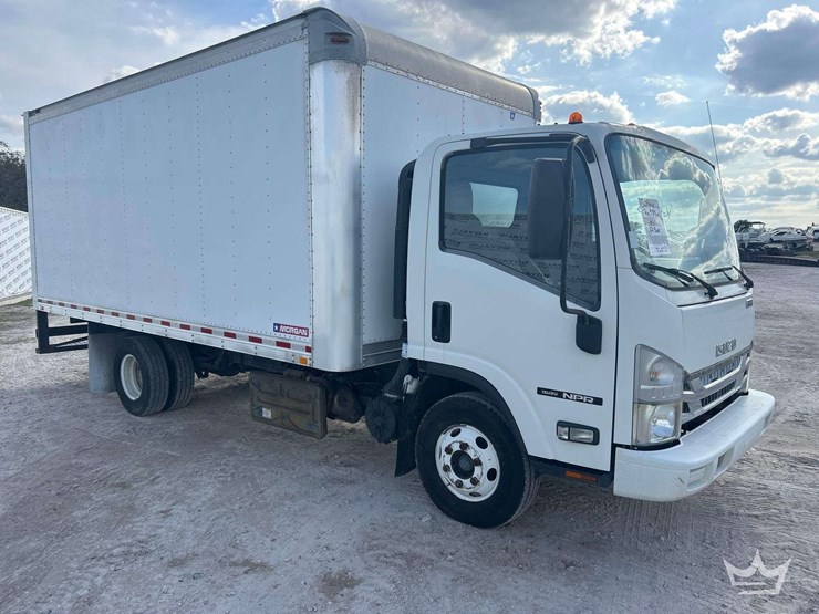 2016-isuzu-npr-image-2