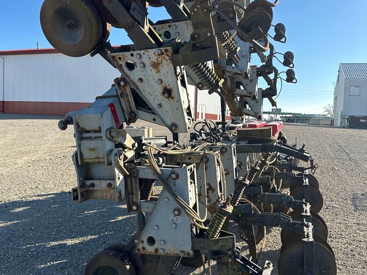 2616---hiniker-12-row-cultivator/-nitrous-applicator-image-6