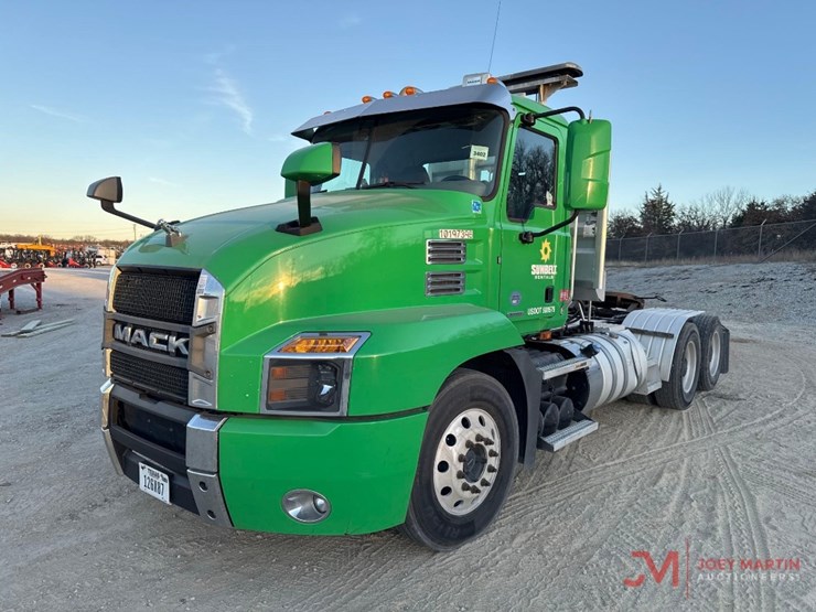 2020-mack-anthem-64t-image-4