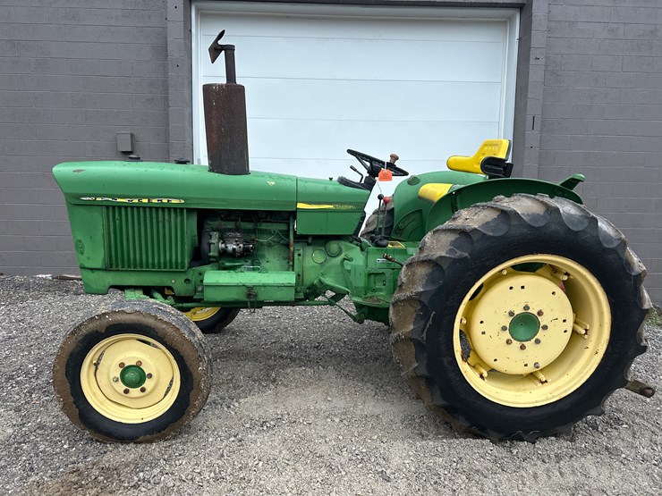 john-deere-820-image-1