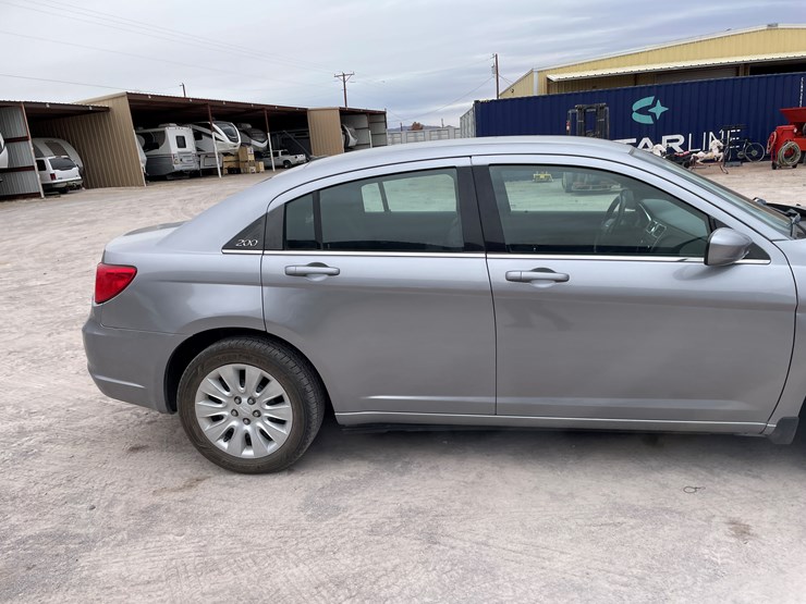 #111-•-2013-chrysler-200-(nm-title)-image-5