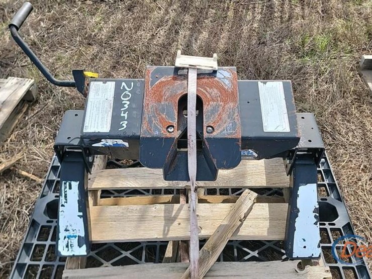 reese-5th-wheel-hitch:-16000-lb.-cap.,-fits-in-truck-bed-image-1