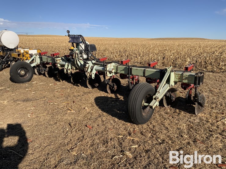 orthman-8r30-fertilizer-bar-image-1