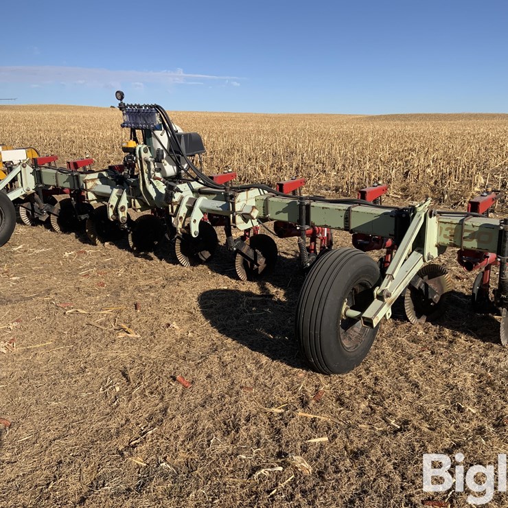 Orthman 8R30 Fertilizer Bar