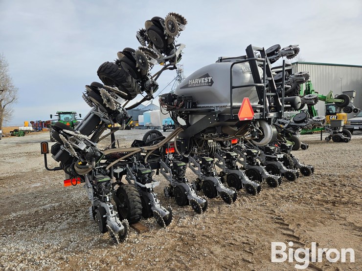 2023-harvest-international-16r30-stack-fold-center-fill-planter-image-7