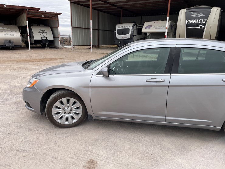 #111-•-2013-chrysler-200-(nm-title)-image-10